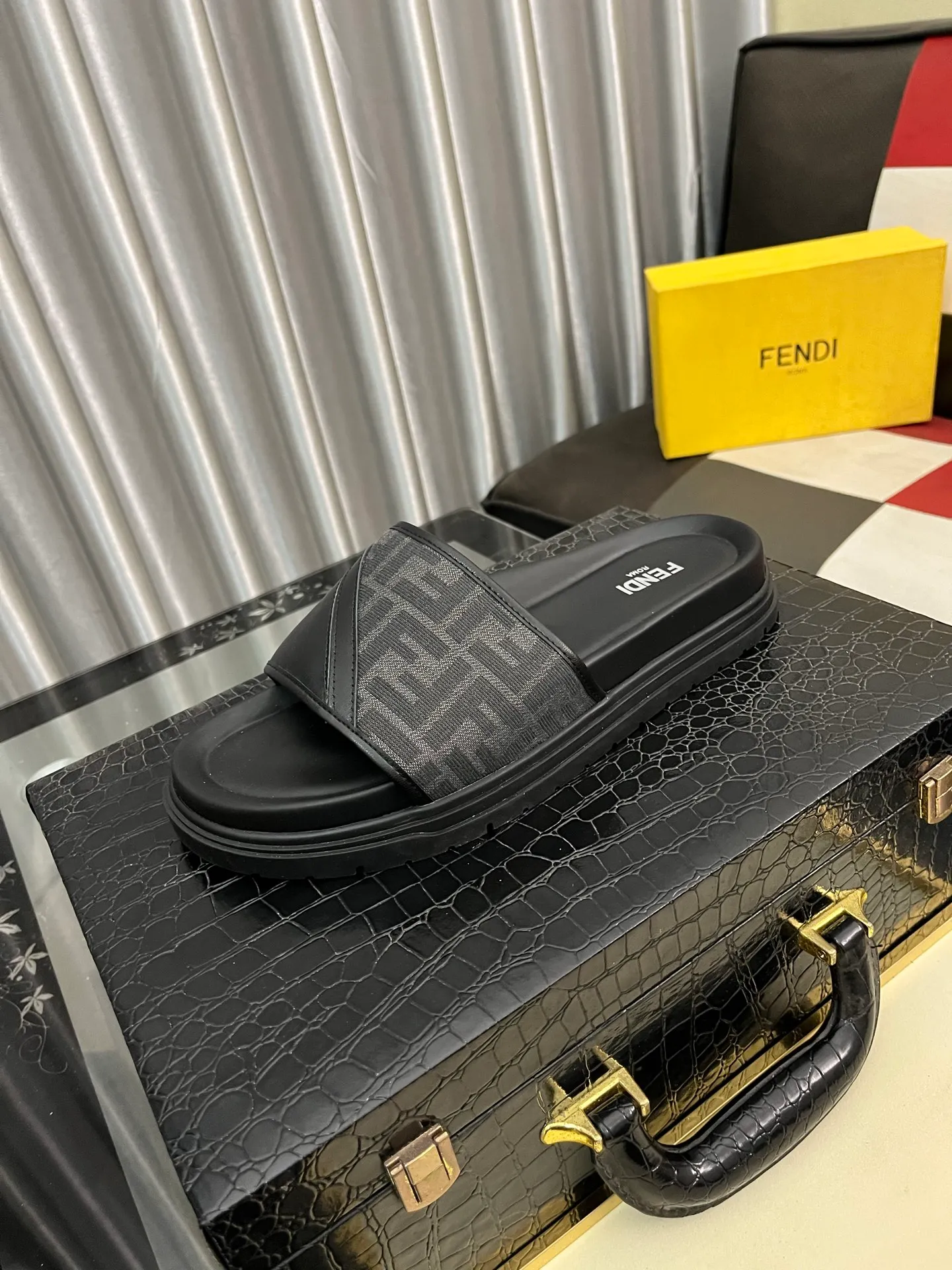 Men's men's shoes💰320⌚️⌚️FENDI Fendi slippers and sandals are shipped💄How can this summer be without the blessing of little monsters💄Original imported special hardware decorative pattern➕Original private model outsole! Details determine success or failure, good quality is not afraid of magnifying details! It feels super comfortable on your feet! This summer you need a pair of trendy, cool and comfortable sandals👣 Standard size: 38-443️⃣Colors available